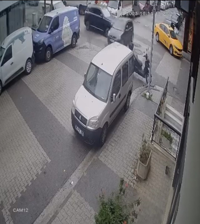 İstanbul'da kılpayı atlatılan facia kamerada: Bir araç insanların arasına daldı - Resim: 3