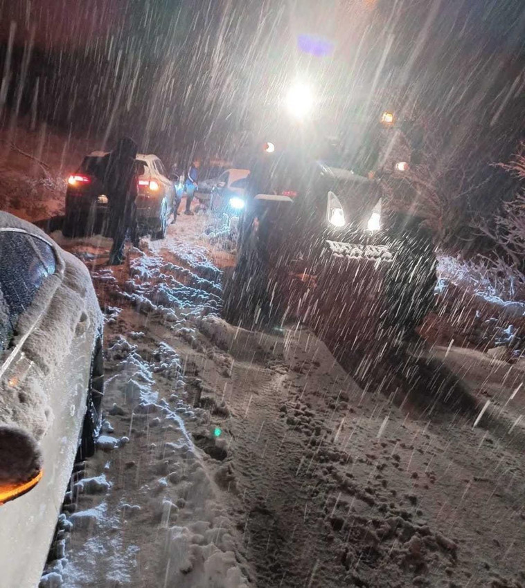 Yoğun kar yağışı ve tipi bastırdı; ulaşım felç oldu! - Resim: 4