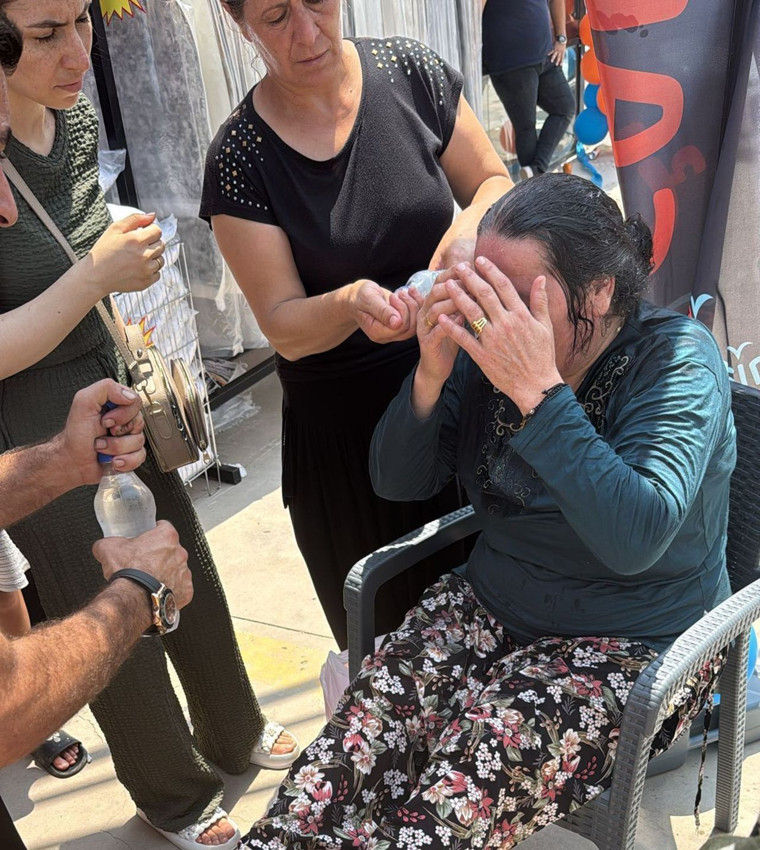 Yine bir indirim izdihamı: Kadınlar, erkekler, çoluk çocuk birbirini ezdi - Resim: 3