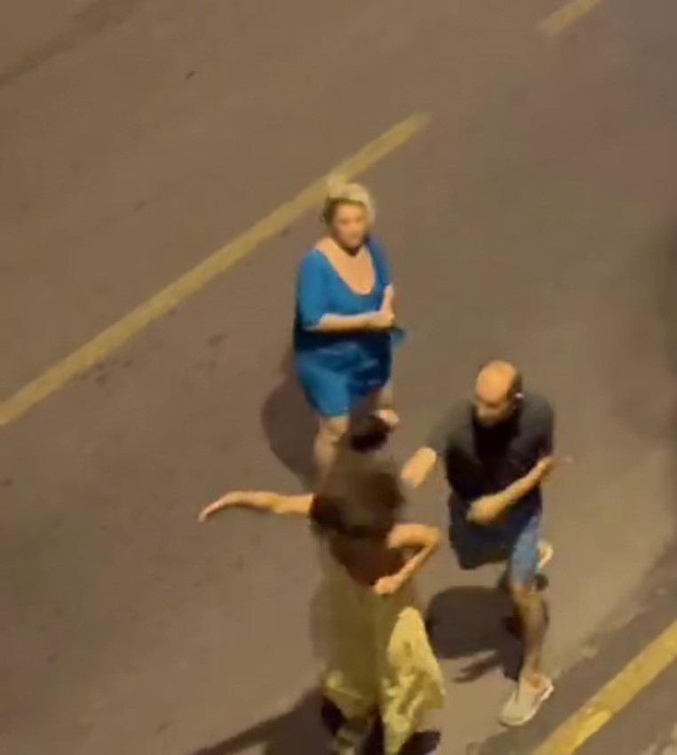 Kuşadası'nda sokak ortasında 2 kadın bir erkek küfür kafir birbirine girdi - Resim: 3