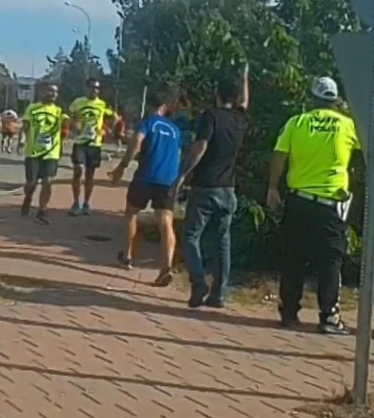 Kamera şakası gibi olay: Yolun kapatılmasına sinirlenen sürücüler, koşucuları tartakladı - Resim: 1