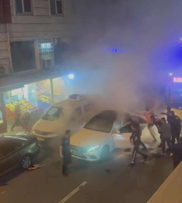 Galatasaraylıların şampiyonluk kutlamasında korku dolu anlar: Havai fişek otomobilde patladı - Resim: 2