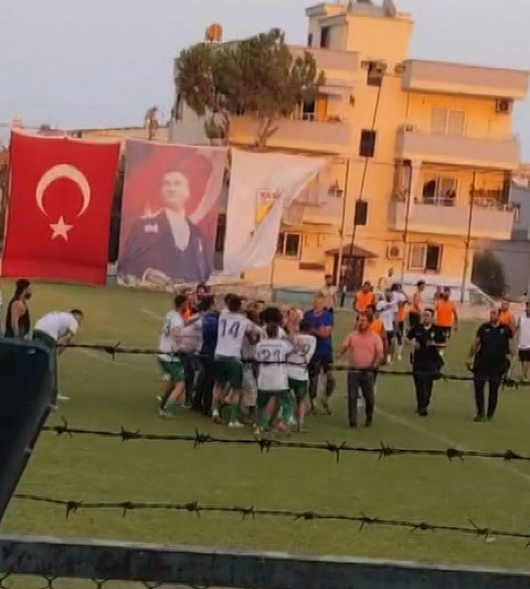 Futbol turnuvasında sahanın içi savaş yerine döndü - Resim: 1