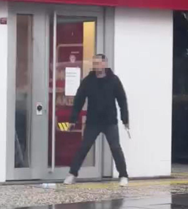 Meğer soygun değilmiş! Takıntılı aşık banka şubesinde dehşet saçtı - Resim: 2