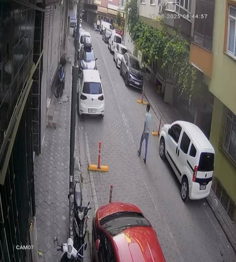 Elinde bıçakla sokak sokak dolaşıp araçların lastiklerini patlattı - Resim: 2