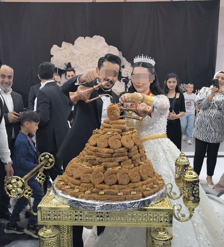 Diyarbakır'daki düğünde ilginç görüntü... Kat kat pasta ''OUT'', 21 katlı burma kadayıf ''IN'' - Resim: 2