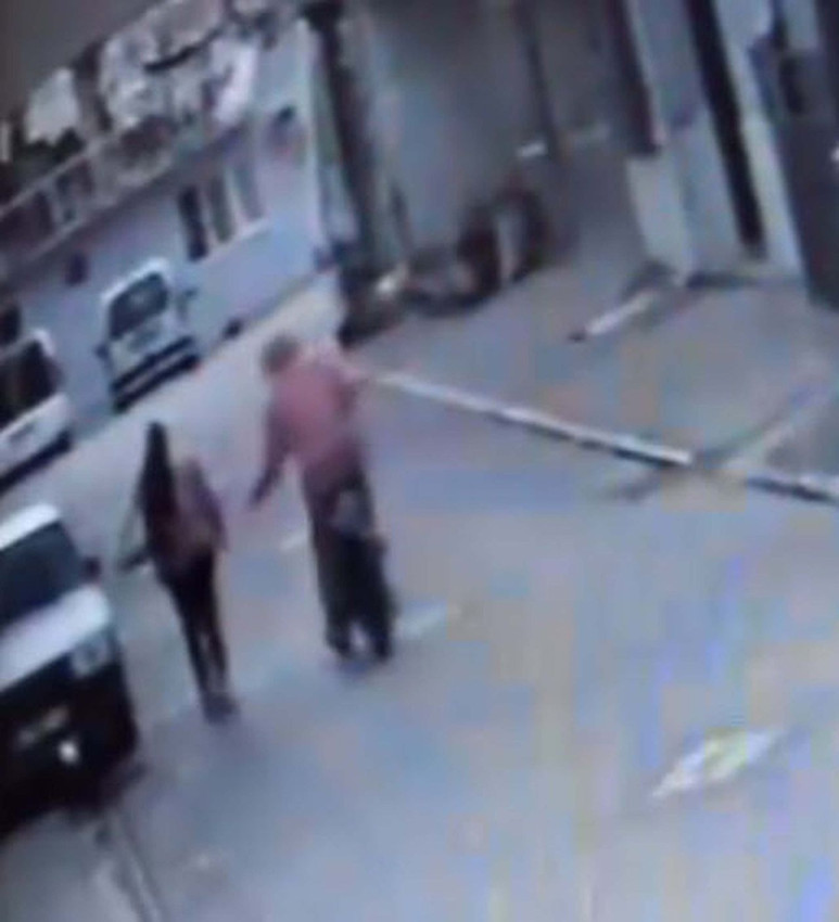 Sokak ortasında genç kadına iğrenç taciz kamerada - Resim: 1