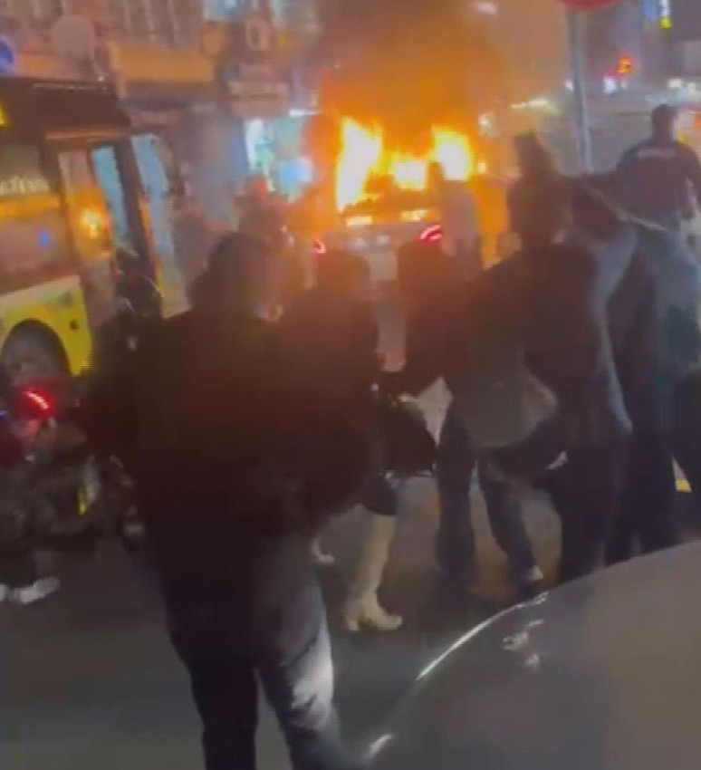 Galatasaraylıların şampiyonluk kutlamasında korku dolu anlar: Havai fişek otomobilde patladı - Resim: 1