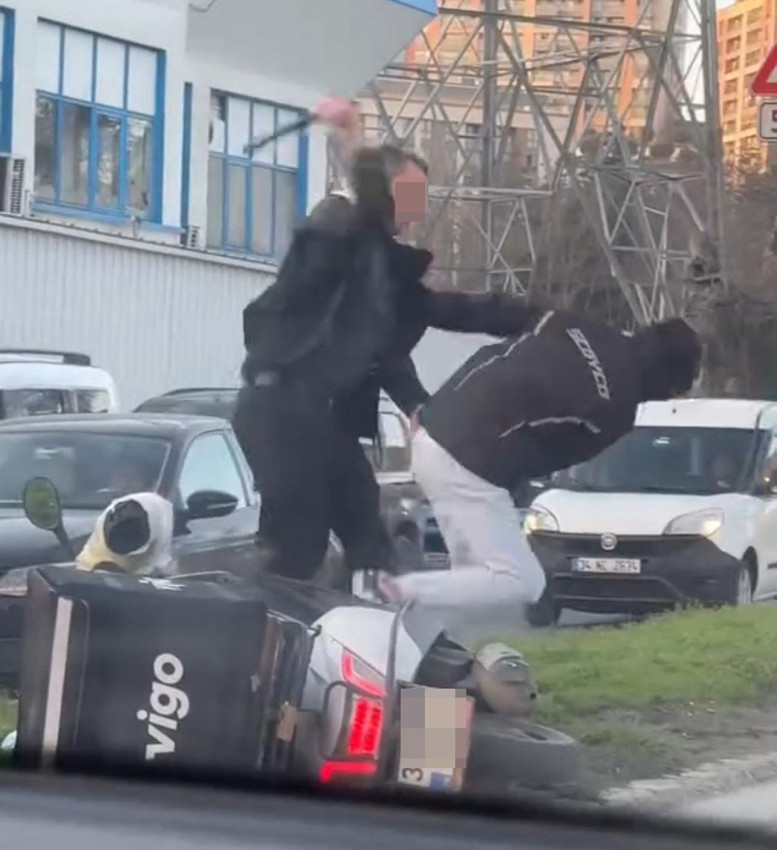 İstanbul trafiğinde dehşet: Gözü dönen psikopat motokuryeye copla saldırdı - Resim: 3