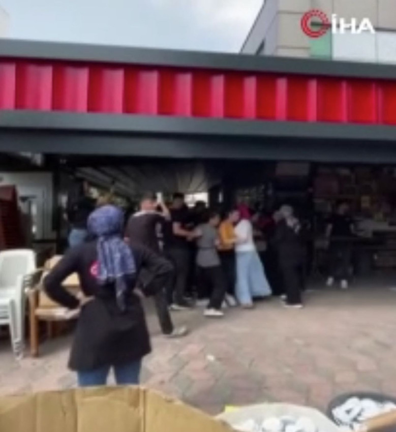 Yine bir indirim izdihamı: Kadınlar, erkekler, çoluk çocuk birbirini ezdi - Resim: 4