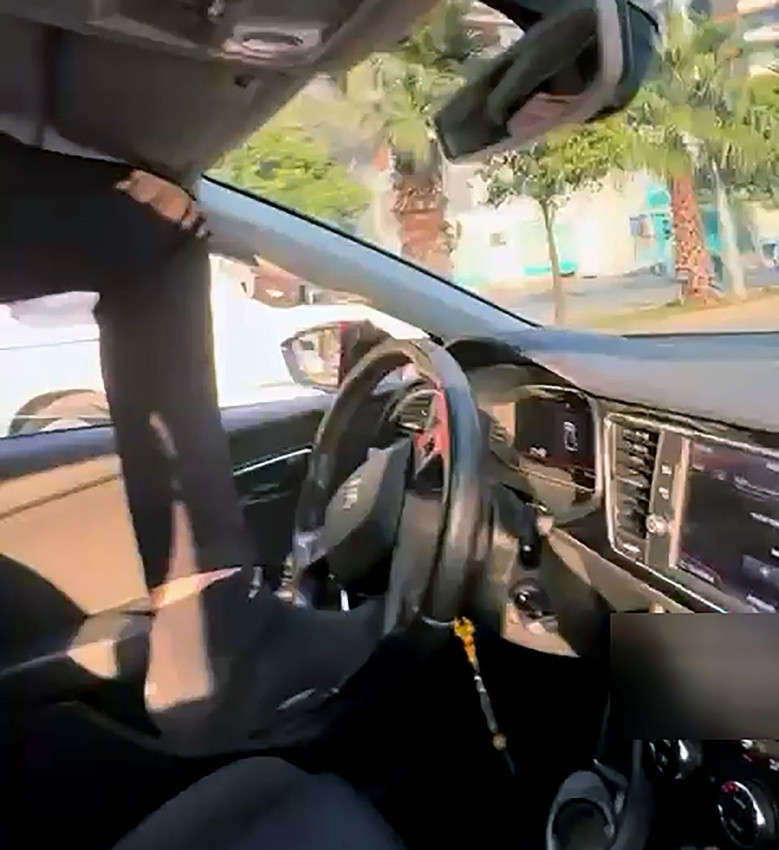 Trafikte akılalmaz magandalık: Sunrooftan çıkıp aracını ayağıyla kullandı! - Resim: 3