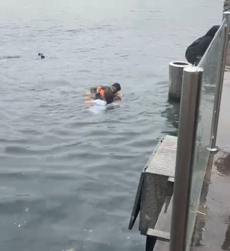 Engelli vatandaş denize düştü, 3 engelli vatandaş arkadaşları için denize atladı ama... - Resim: 3