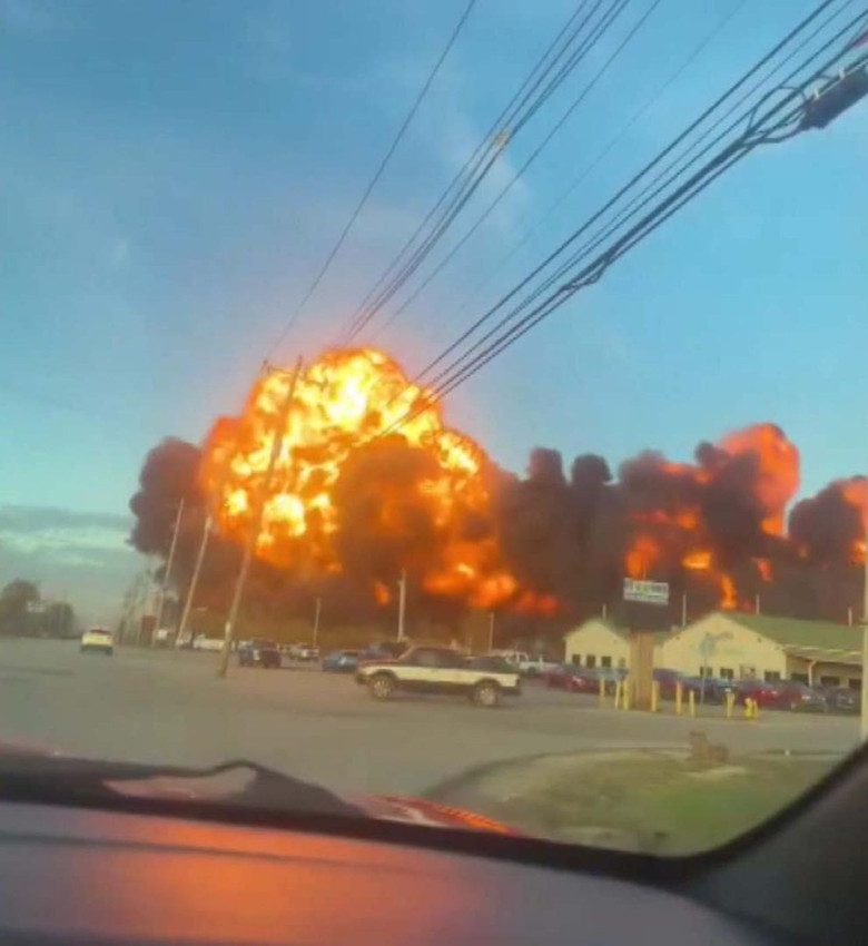 ABD’de dev kargo uçağı havalandıktan sonra yere çakıldı; kaza anı kamerada - Resim: 1
