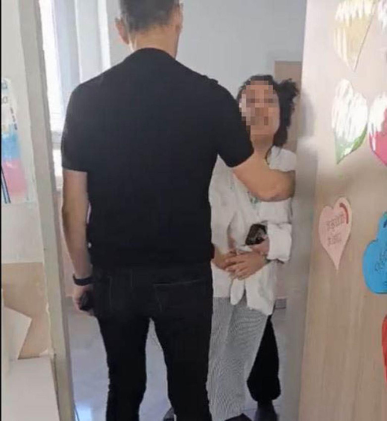 Okulda skandal görüntüler: Ders sırasında sınıfı basan veli hakaret yağdırdı - Resim: 3