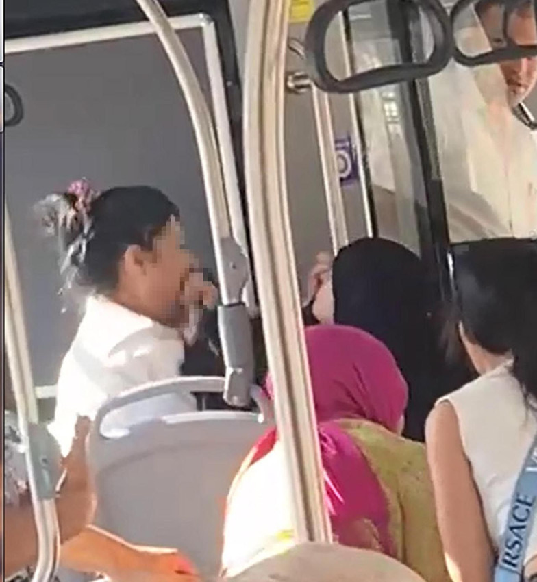 Belediye otobüsünde saç saça baş başa kavga! Tesettürlü kadına çirkin sözler - Resim: 2
