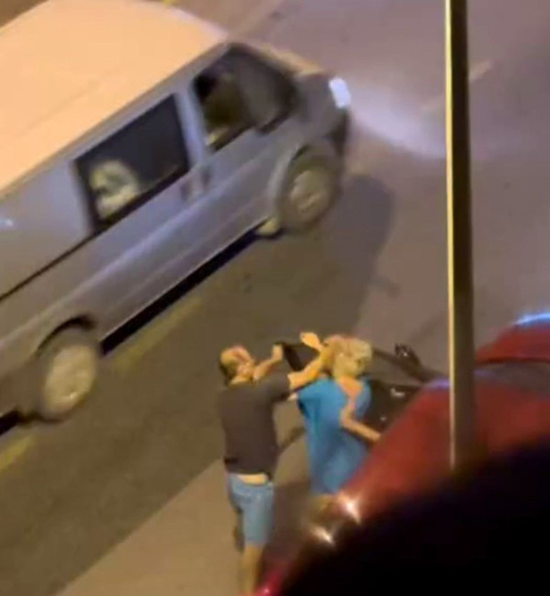 Kuşadası'nda sokak ortasında 2 kadın bir erkek küfür kafir birbirine girdi - Resim: 1