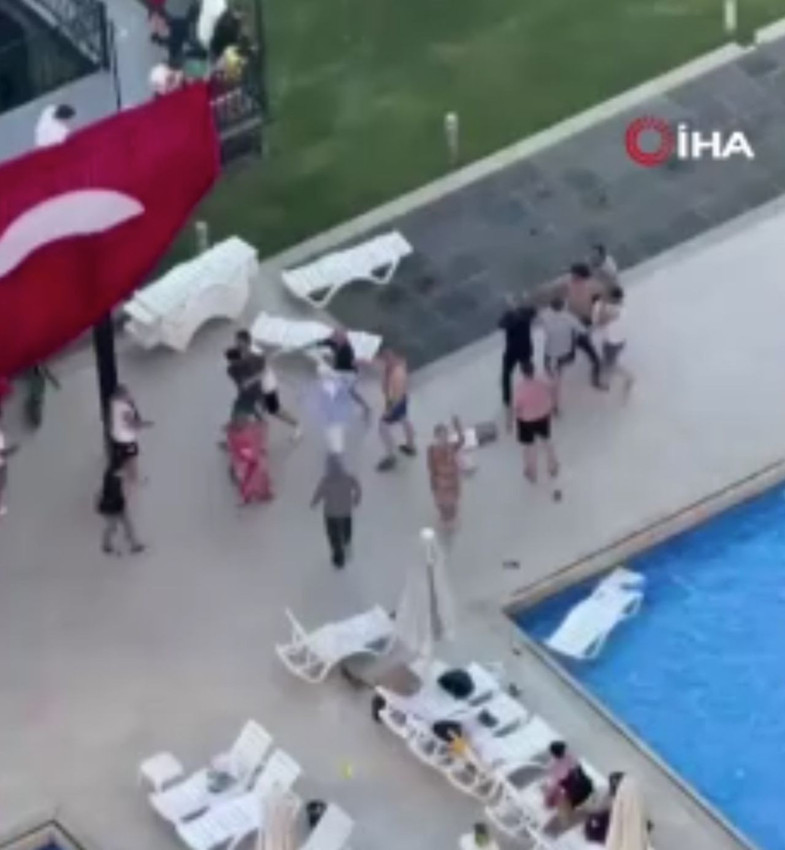 Pantolonlarıyla havuza girmeye kalkışan yabancı uyruklu magandalar, siteyi savaş alanına çevirdi - Resim: 3