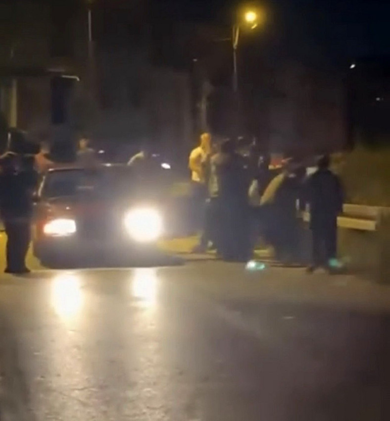 Trafikte ortalık savaş yerine döndü: Sopalarla birbirine giren kalabalığı polis zor ayırdı - Resim: 3