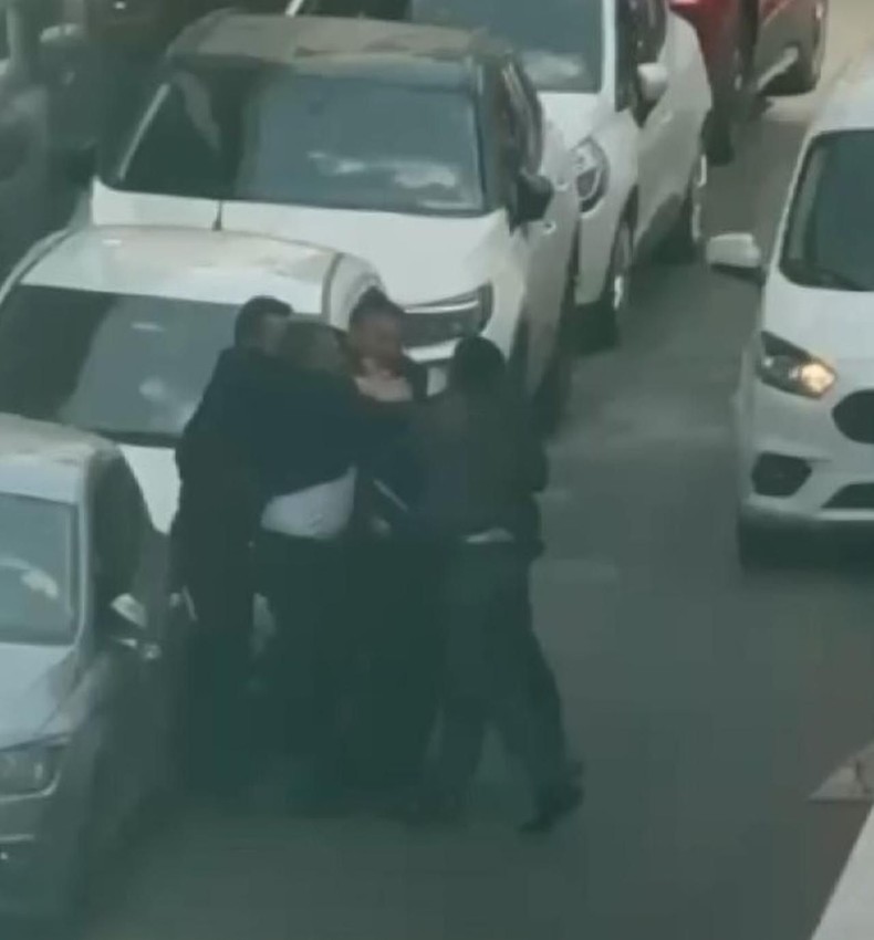 Holding binası önünde darbedildi, hastanede hayatını kaybetti! - Resim: 2