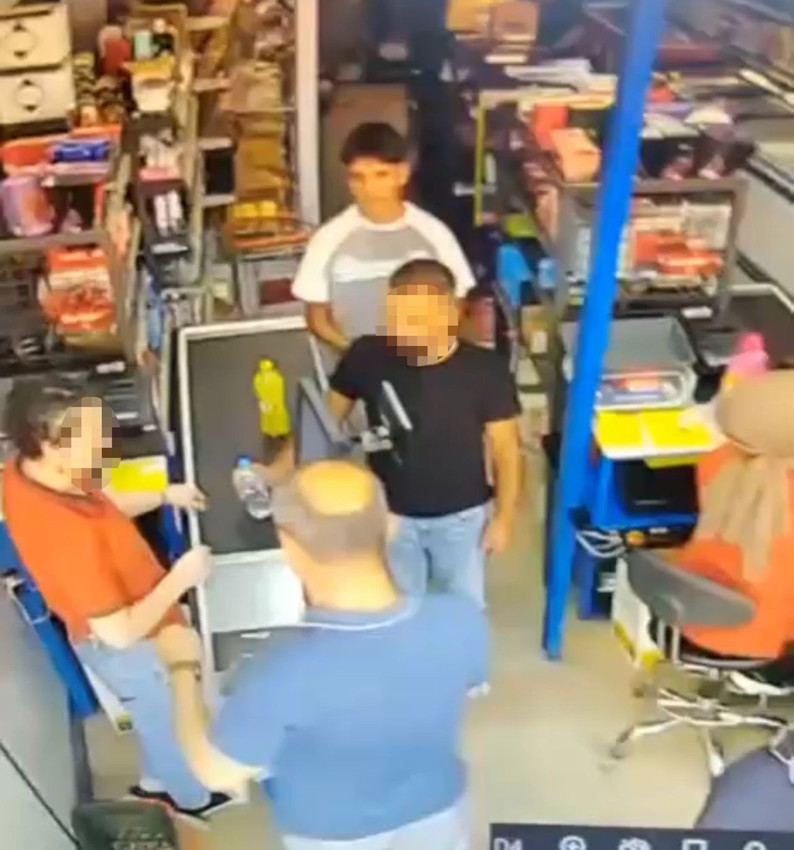 Markette kadın kasiyere yumruklu saldırı kamerada - Resim: 4