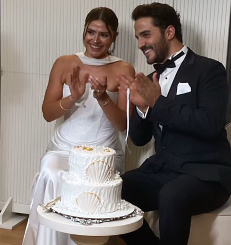 Survivor Ayşe Yüksel'in başörtülü ve dekolteli peşpeşe pozları tepki çekti - Resim: 4