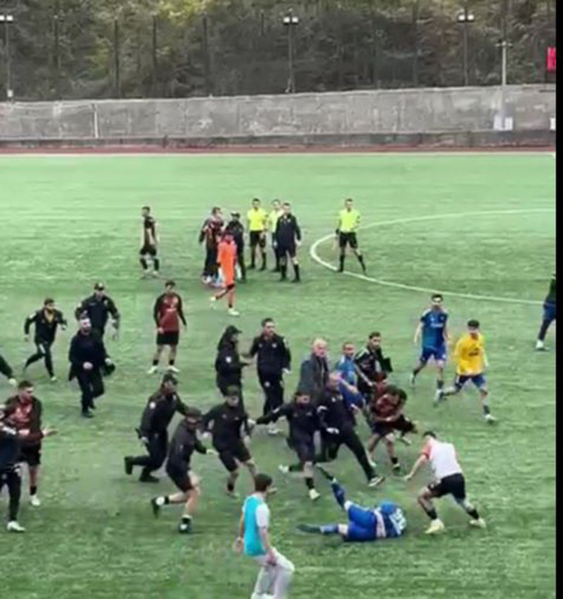 24 kırmızı kartın çıktığı amatör maçta kıyamet koptu - Resim: 1