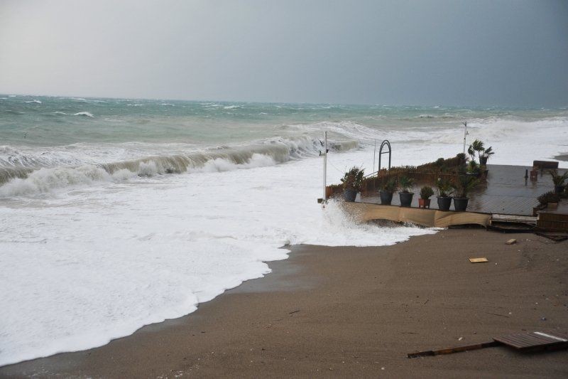 Antalya'da dev dalgalar sahili böyle dövdü - Resim: 4