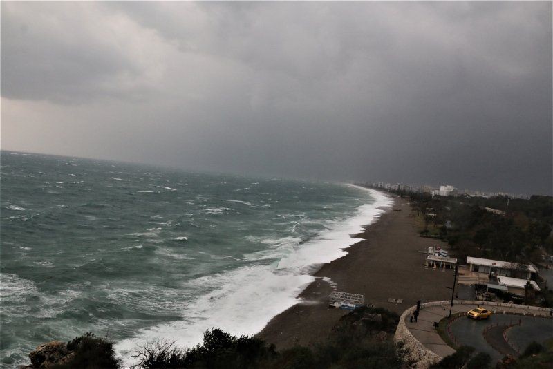 Antalya'da dev dalgalar sahili böyle dövdü - Resim: 2