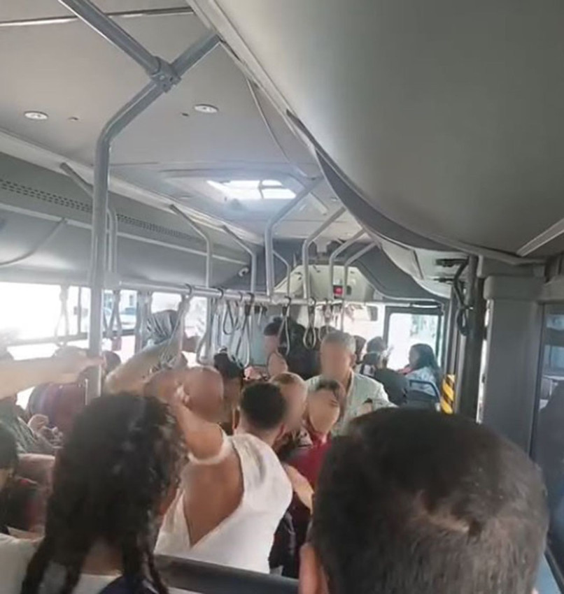 Taciz iddiası otobüsü karıştırdı, tekme tokat kavga ettiler - Resim: 1