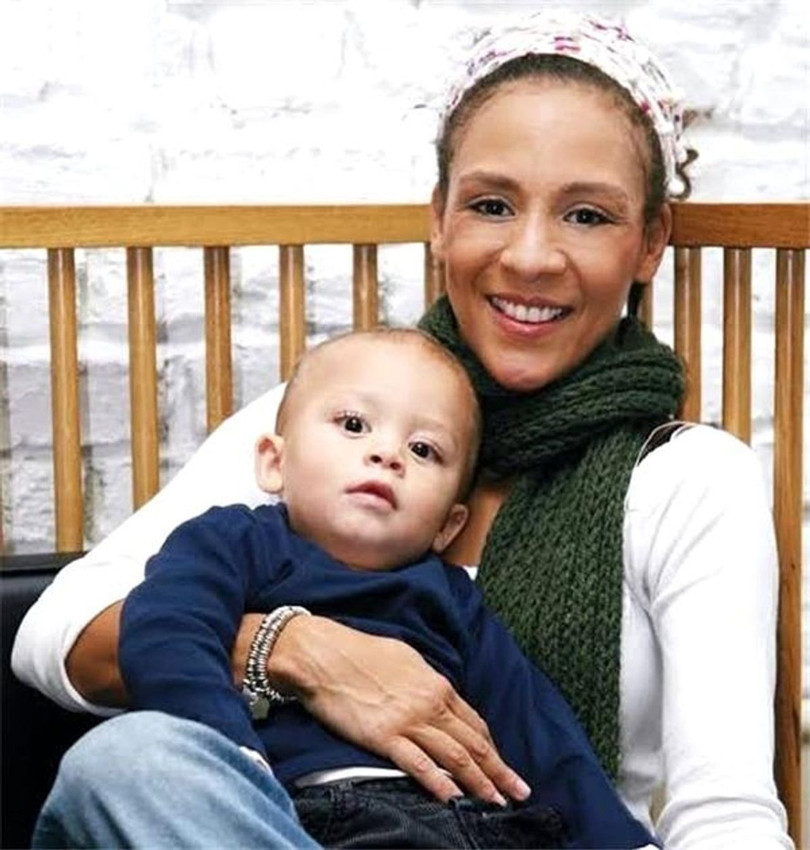 Defne Joy Foster'ın oğlu sessizliğini bozdu: ''Annemle ilgili her şeyi biliyorum'' - Resim: 1