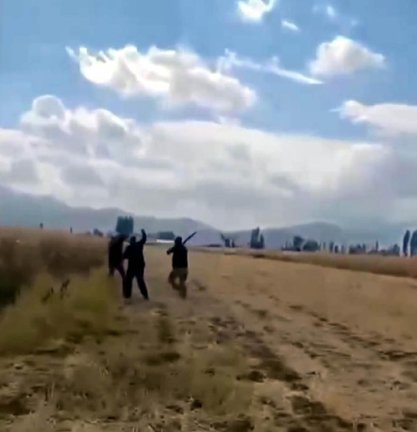 Babaya 11 yaşındaki kızının gözleri önünde sopalı dayak! - Resim: 1