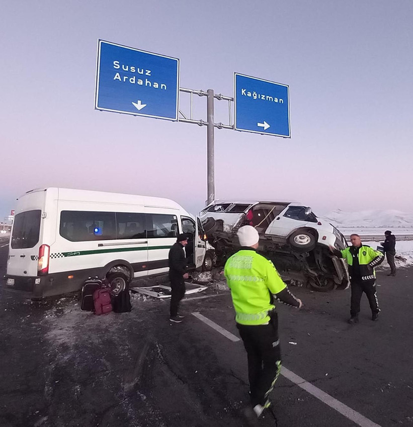 İki minibüs kavşakta çarpıştı: Çok sayıda yaralı var - Resim: 1