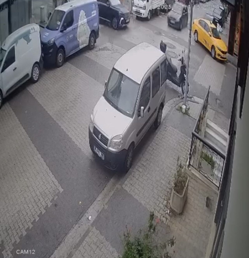 İstanbul'da kılpayı atlatılan facia kamerada: Bir araç insanların arasına daldı - Resim: 2