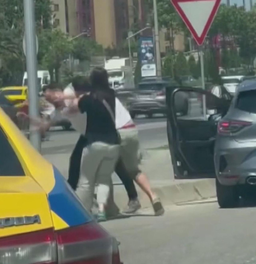 İstanbul trafiğinde yumruk yumruğa kavga - Resim: 2