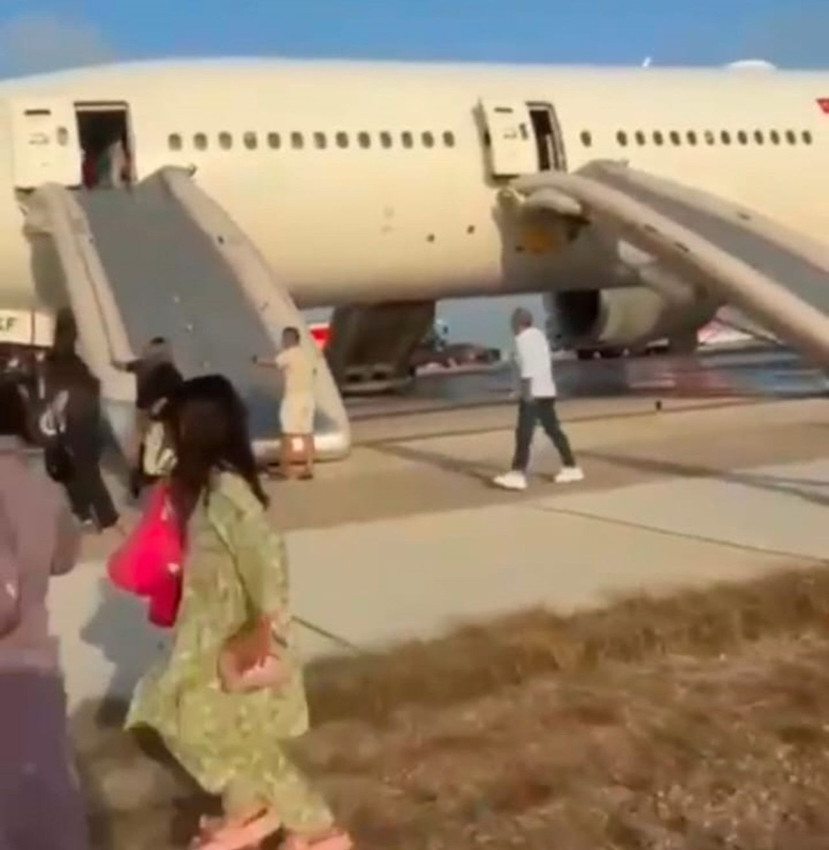 Antalya Havalimanı'nda yolcu uçağından dumanlar yükseldi, uçak acil koduyla tahliye edildi! - Resim: 2