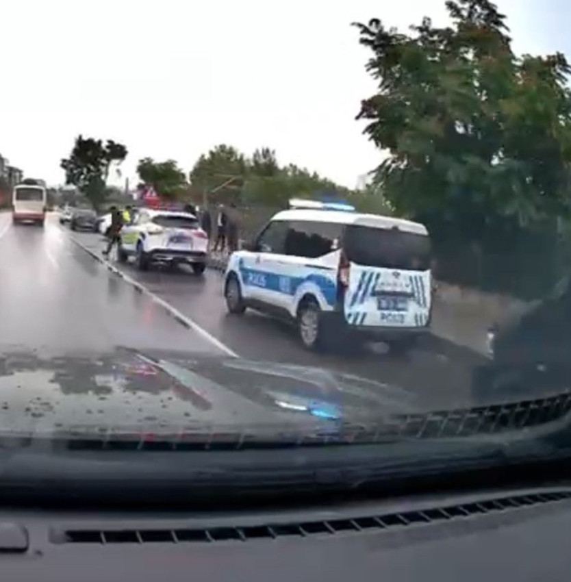 Kontrolden çıkan Tesla bariyere saplandı - Resim: 3