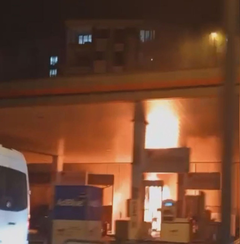 Akaryakıt istasyonunda şarj olan elektrikli araç alev alarak patladı - Resim: 3