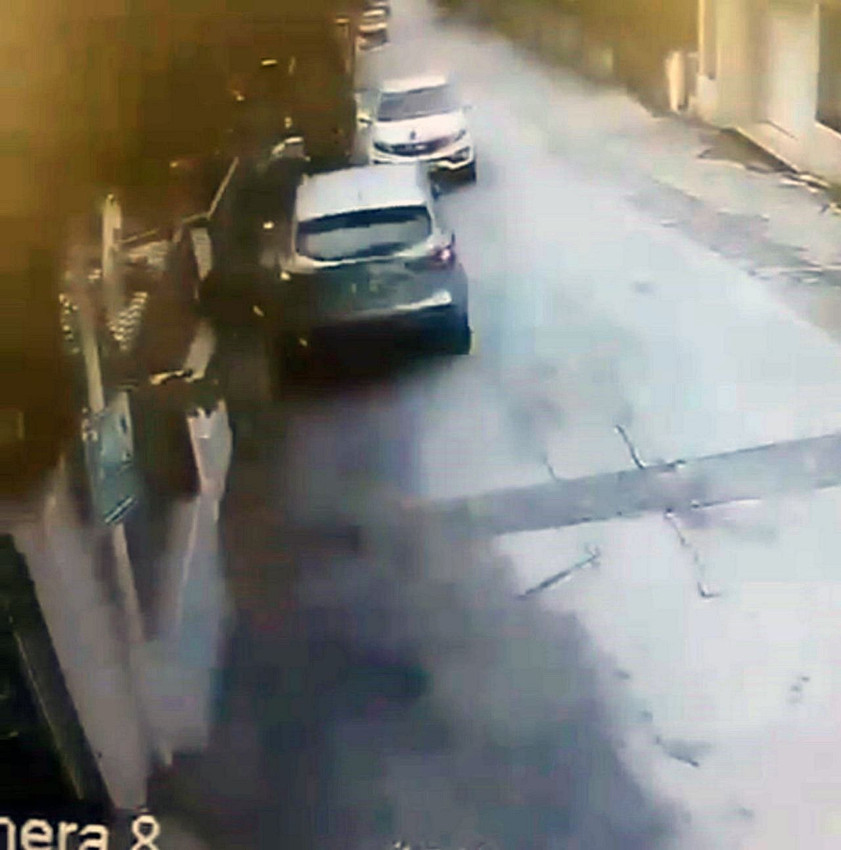 Fren yerine gaza basınca... Cinayet gibi kaza kamerada: 2 kadın metrelerce savruldu - Resim: 4