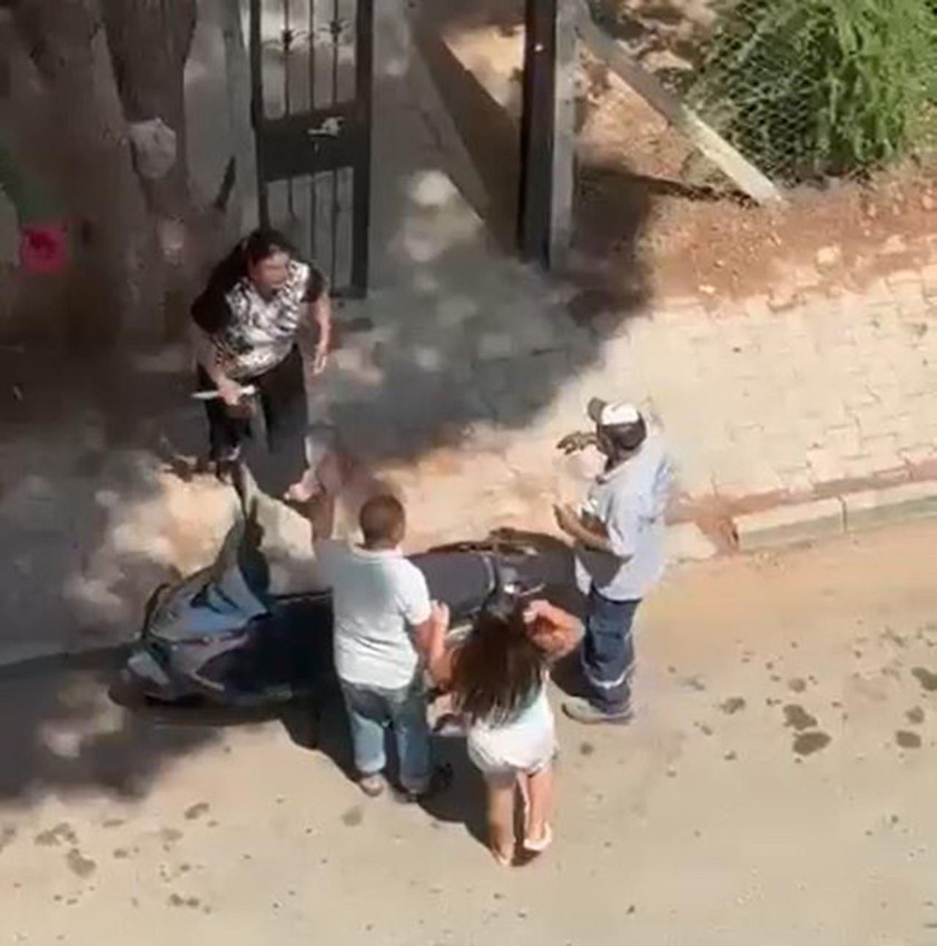 Gözü dönen genç anne 10 yaşındaki kızını elinde bıçakla sokak ortasında kovaladı - Resim: 1