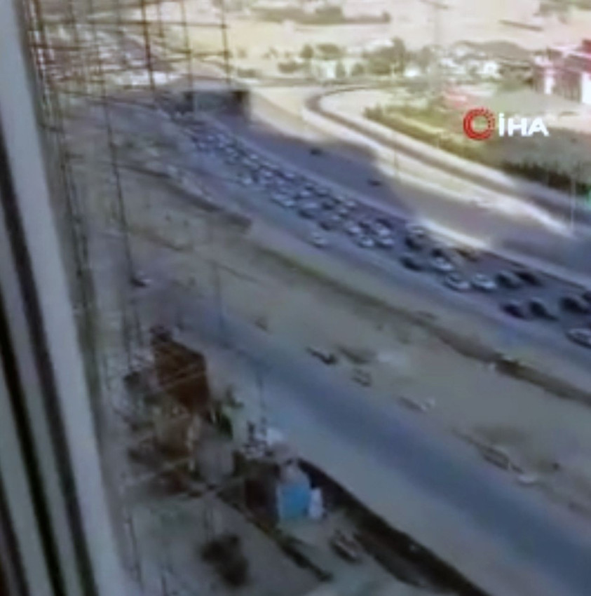 İran'da kilometrelerce uzunluğundaki savaştan kaçış kuyruğu kamerada - Resim: 4
