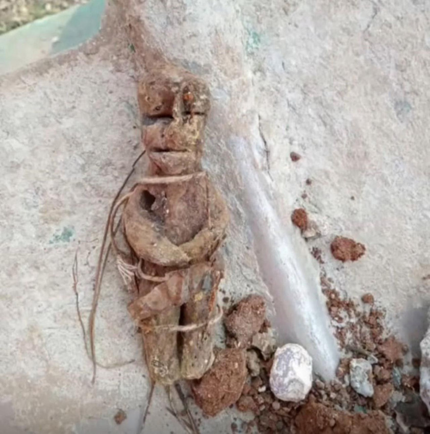 Mezarlıktan çıkanlar şoke etti: Kazmayı vurdukları her yerden büyü çıktı! - Resim: 1