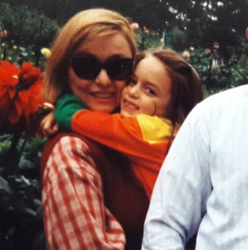 Annesinin acısını yeni sevgilisiyle dindiren Nilperi Şahinkaya kameraların önünde ilan-ı aşk etti - Resim: 1