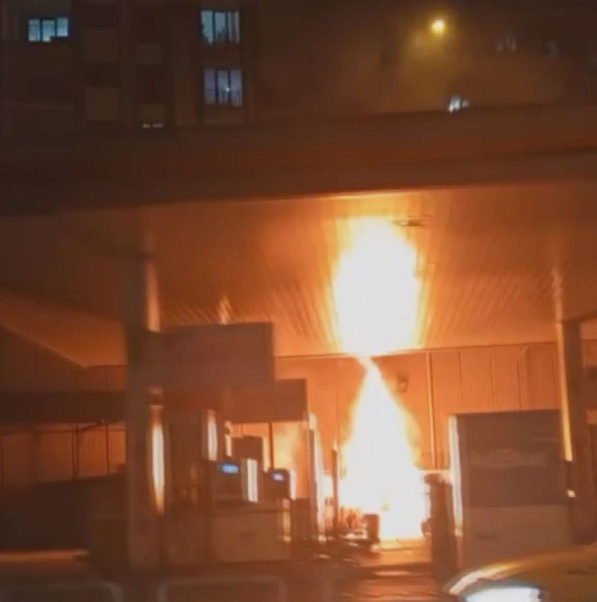 Akaryakıt istasyonunda şarj olan elektrikli araç alev alarak patladı - Resim: 4
