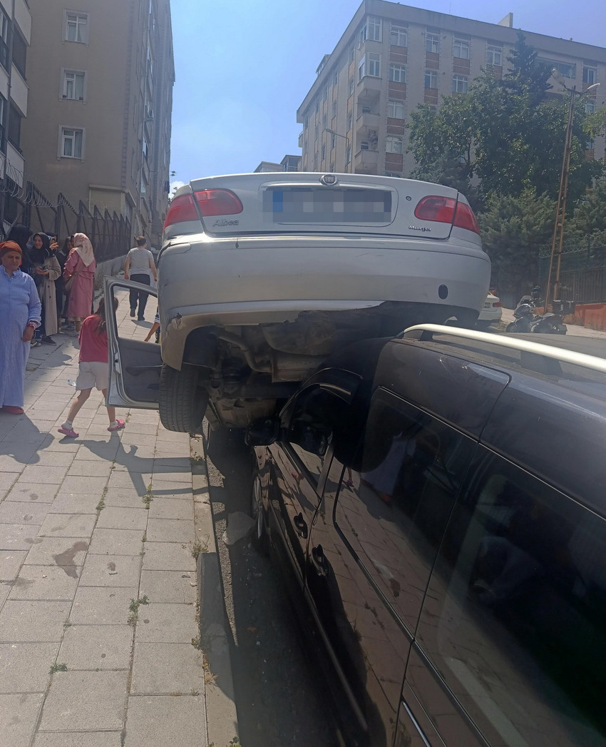 İstanbul'da akılalmaz kaza: Kazayı yapan arkadaki araç değil, öndeki araç!