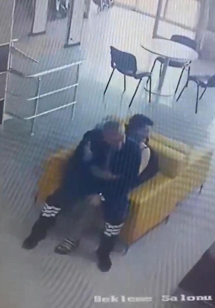 Eskişehir'in Sivrihisar ilçesindeki devlet hastanesinde müdür T.Y.'nin, personel A.D.'yi feci şekilde darbettiği anlar güvenlik kamerasına yansıdı. İlk darbe sonrası beyin travması geçirdiğini ve hiçbir şeyi hatırlamadığını belirten mağdurun şikayeti üzerine Eskişehir Valiliği inceleme başlattı. Soruşturma kapsamında hastane müdürü açığa alındı. Öte yandan şakalaştığı kadının kucağına oturan güvenlik görevisi hakkında da soruşturma başlatıldı.