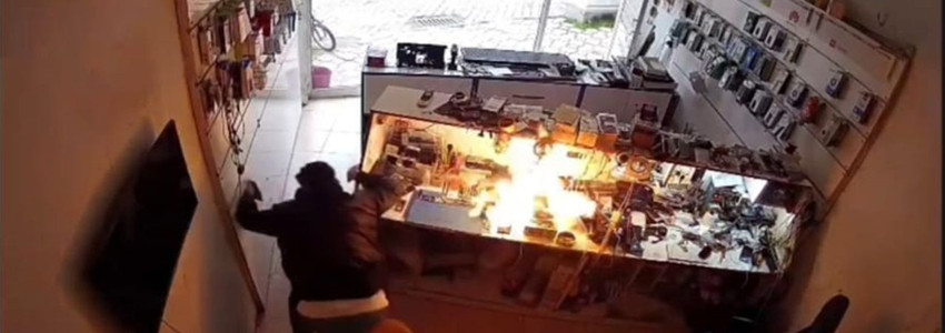 Cep telefonu bataryası tamir sırasında alev aldı - Resim: 2