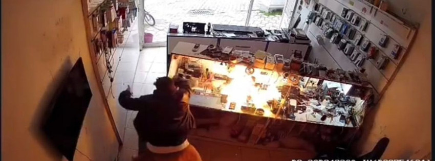Cep telefonu bataryası tamir sırasında alev aldı - Resim: 1