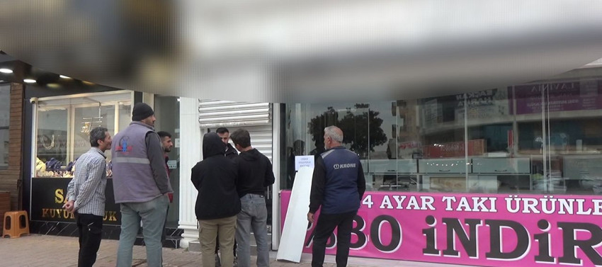 Mahallelinin güvenini kazanan kuyumcu, 50 milyonluk altınla sır oldu! - Resim: 2