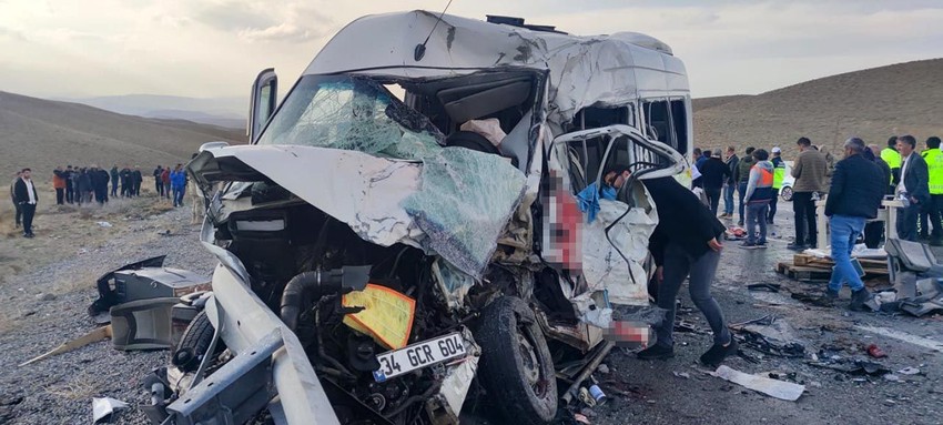 Yolcu minibüsü ile kamyonet çarpıştı: Çok sayıda ölü ve yaralı var - Resim: 3