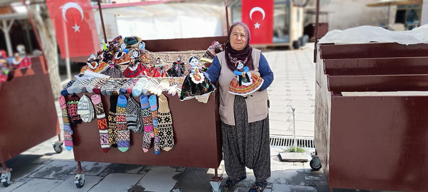 57 yaşında 42 yıldır sattığı bez bebekler için tam 5 dil öğrendi - Resim: 4